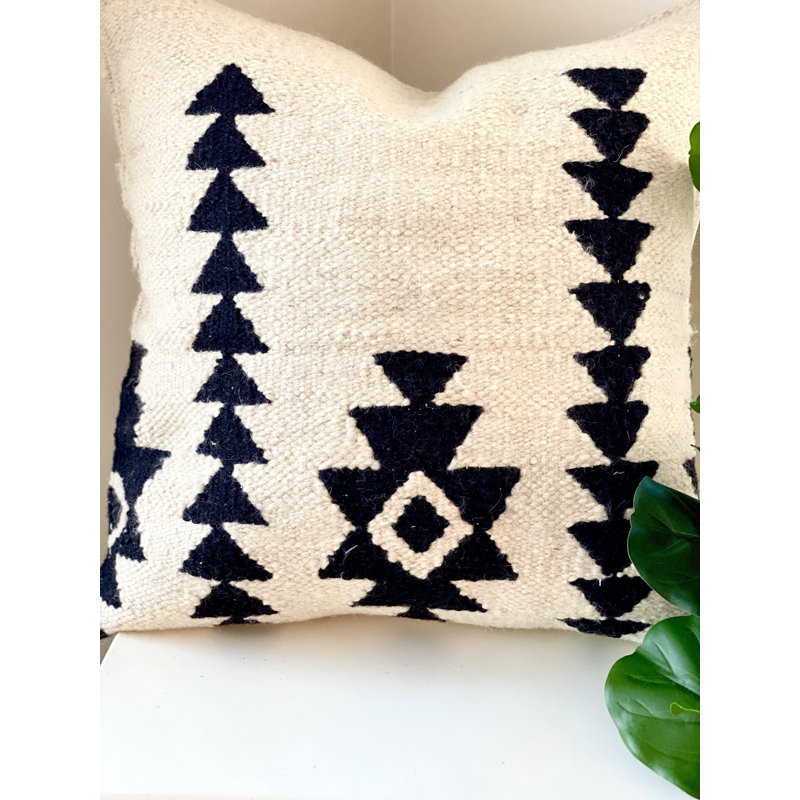 Coussin crème tulipe, 1 pi 6 po x 1 pi 6 po