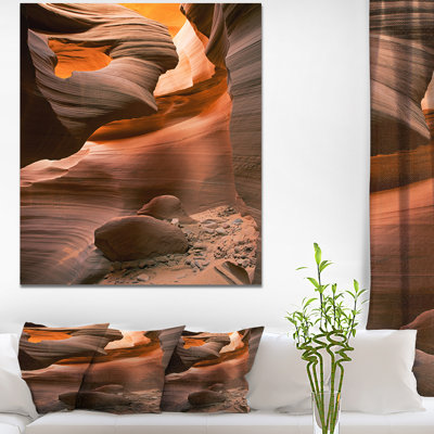 Paysage avec antilope à fente, photographie du soleil reflétée sur un canyon - Lower Antelope Canyon