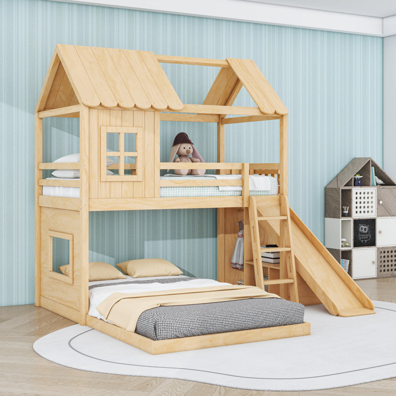 Lit superposé simple au dessus d'un lit double en bois avec tablettes, glissade et garde-robe ouverte, Natural