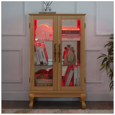 Élégante armoire vitrée en chêne clair avec portes en verre trempé, lumière DEL, panneau arrière en miroir et tablettes réglables - rangement parfait pour la maison et le bureau