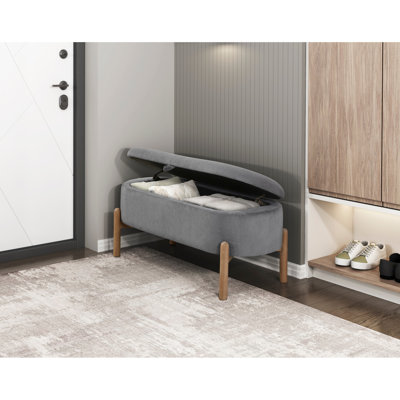 Banc de rangement élégant en velours côtelé gris avec des pieds en bois massif et une base polyvalente d'inspiration Mid-Century