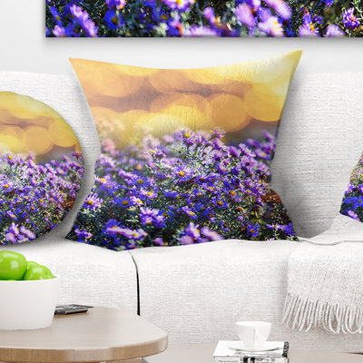 Fleurs mauves sur fond brun - Coussin décoratif à imprimé floral