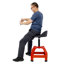 Tabouret de mécanicien pivotant pneumatique rouge - siège roulant sur roulettes à 360 degrés pour la réparation automobile et le garage