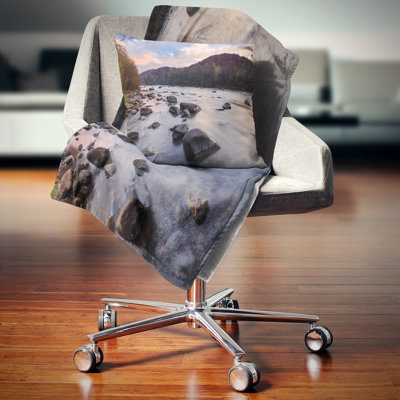 Coussin de montagne rocheux en mer