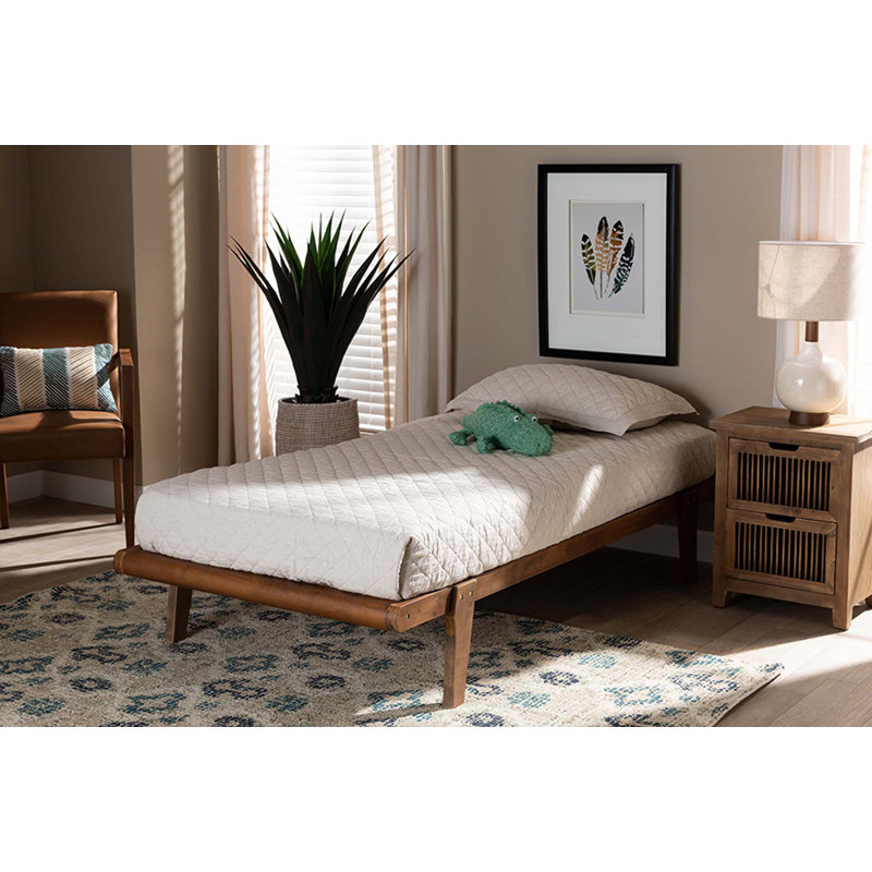 Structure de lit simple en bois fini noyer brun de style moderne George Oliver Studio Kaia