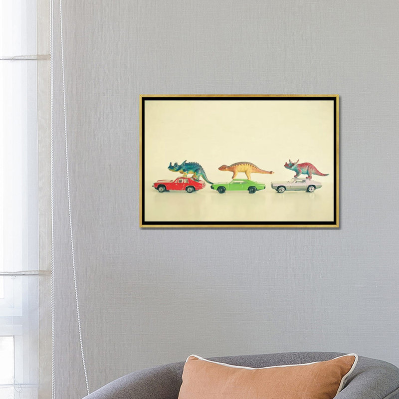 «Dinosaurs Ride Cars» par Cassia Beck - impression, H 18 po x l 26 po x P 1,5 po, Toile encadrée d'or, Pas de tapis
