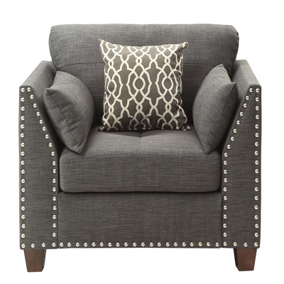 Fauteuil polyvalent avec garniture cloutée pour lire, se reposer et recevoir des invités dans divers environnements