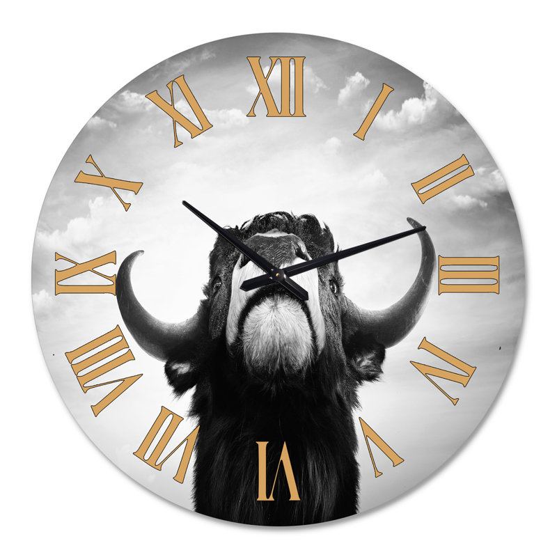 Portrait monochrome d'un taureau espagnol I - horloge murale de ferme, Grand
