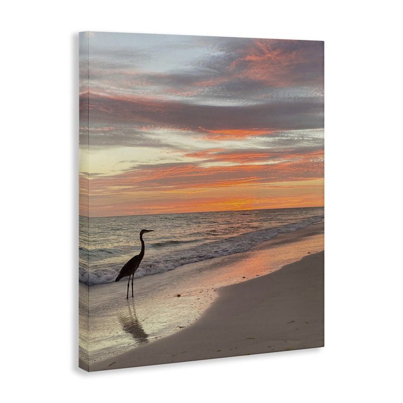 «Lone Egret on Beach», art mural sur toile par Mary Lou Johnson, H 40 po x l 30 po
