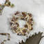 Couronne de Noël artificielle blanche en bois flotté et pomme de pin - non éclairée 13 pouces