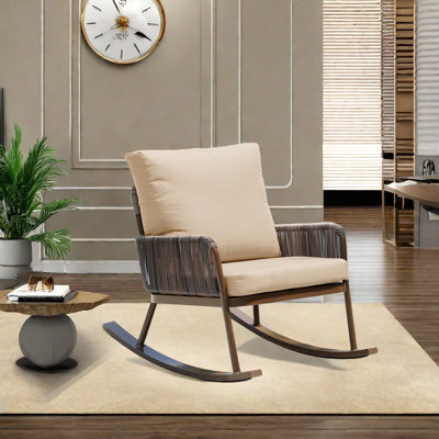 Chaise berçante confortable en rotin