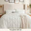 Édredon lit-dans-un-grand-lit-de-lit-de-lit-de-pin-ivoire avec draps, taies d'oreiller et taies décoratives-103425110-101518307