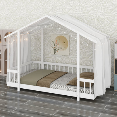 Lit plateforme avec cadre robuste en forme de maison, baldaquin et guirlandes lumineuses pour des chambres ludiques