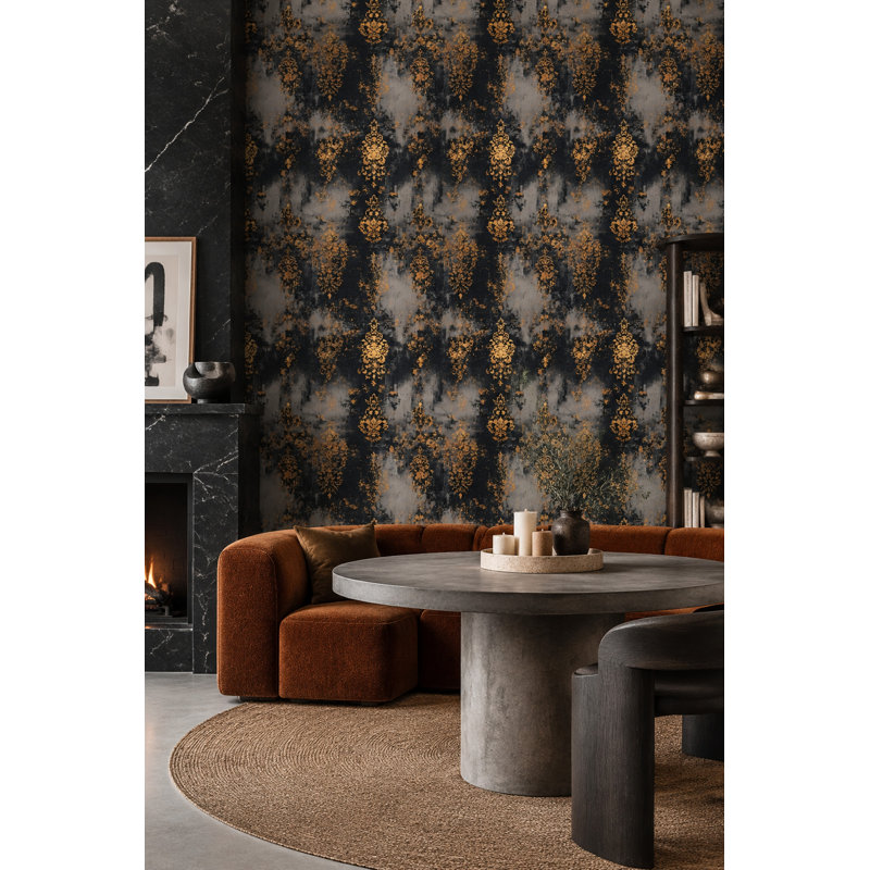 Papier peint damassé vieilli, fond noir à motifs ornementaux dorés, Non-Woven Non-Pasted