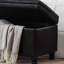 Banc à boutons noir. Fabrication en bois. Rangez les oreillers et les couvertures. Sièges confortables. 45 po x 18 po x H 18 po. Outils d'assemblage pour hall d'entrée rembourré avec détails. Similicuir noir, pieds en bois. Pour