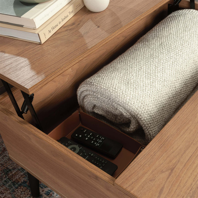 Table basse relevable avec rangement caché, finition noyer naturel pour une vie polyvalente et sans encombrement