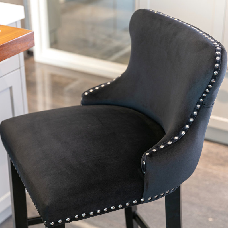 Revêtement contemporain en velours noir. Bouton, pieds en bois, garniture cloutée. Sièges relaxants pour la famille - noir. Chaises de salle à manger confortables