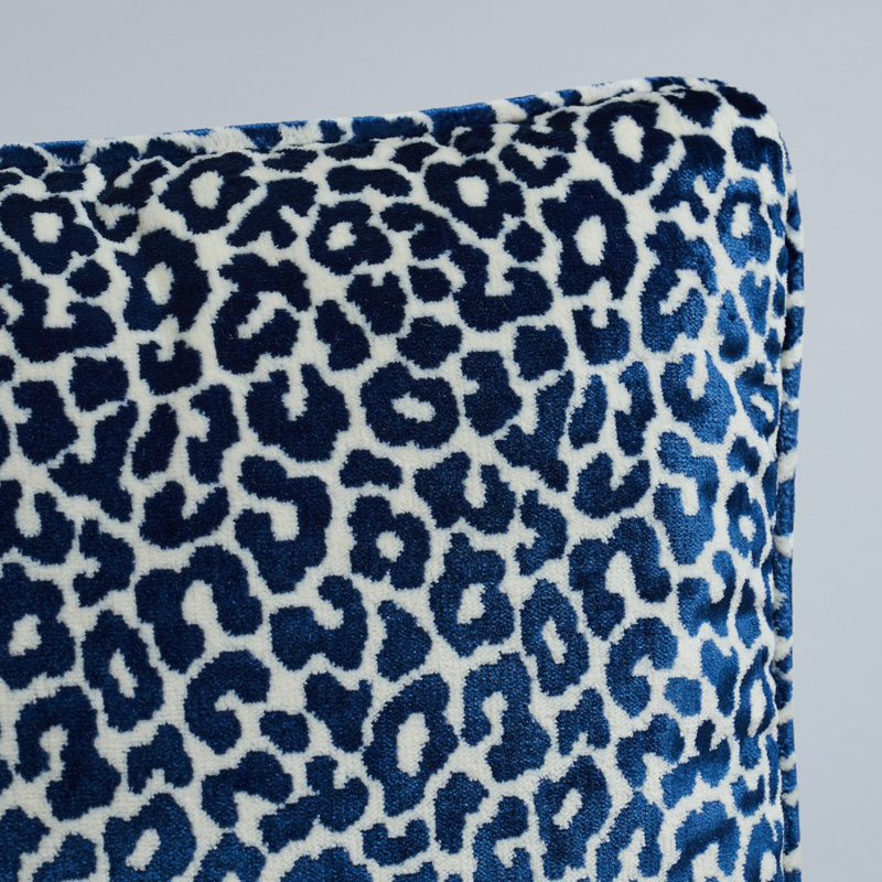 Coussin Schumacher x Timothy Corrigan, 18 po x 12 po
