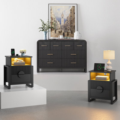 Ensemble de chambre à coucher 3 pièces Wrought Studio ™ - Commode cannelée 8 tiroirs et deux tables de chevet cannelées 2 tiroirs