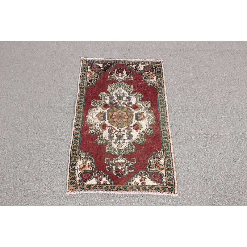 Petit tapis vintage turc Oushak idéal pour l'entrée rouge et idéal pour la décoration de cuisine avec de petits éléments tribaux