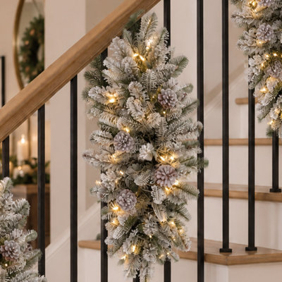 Escalier enneigé 26 po avec lumières scintillantes et paillettes argentées Snowy Stockbridge