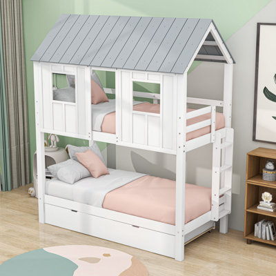 Lit superposé simple au dessus d'un lit simple, lit superposé en bois avec lit gigogne, toit et fenêtres,