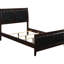 Lit double avec revêtement en bois cappuccino et revêtement noir sophistiqué-423786928