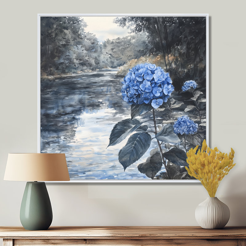 Hortensias au bord de la rivière en monochrome II - hydrangées, art mural, Impression encadrée flottante, H 16 po x l 16 po