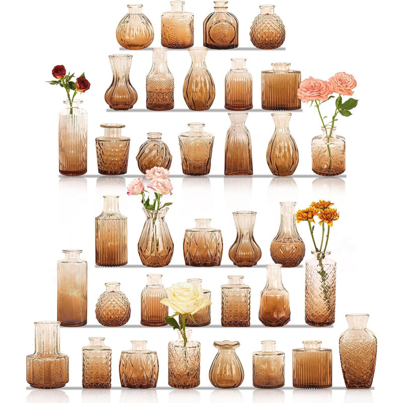 Ensemble de 36 petits vases en verre ambré, parfaits pour décorer vos centres de table. Bouteilles en verre vintage, vases transparents de formes variées, idéaux pour une décoration de table rustique, un mariage ou une décoration intérieure.