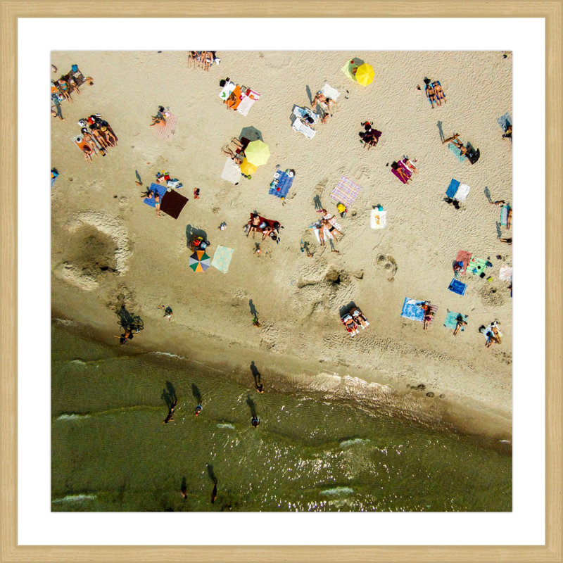 « beach goers » par karolis janulis, reproduction d’art encadrée, H 24 po x l 24 po x P 1,5 po