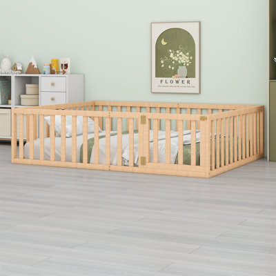 Structure de lit en bois avec clôture et porte