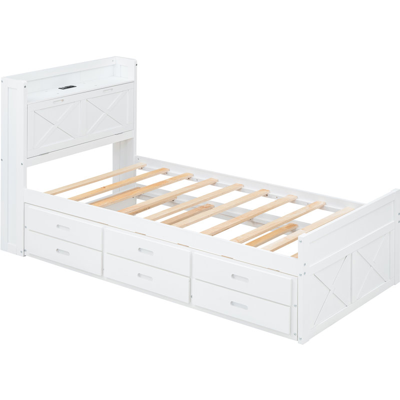 Lit simple blanc avec prises de tête de lit et grand espace de rangement avec décoration élégante