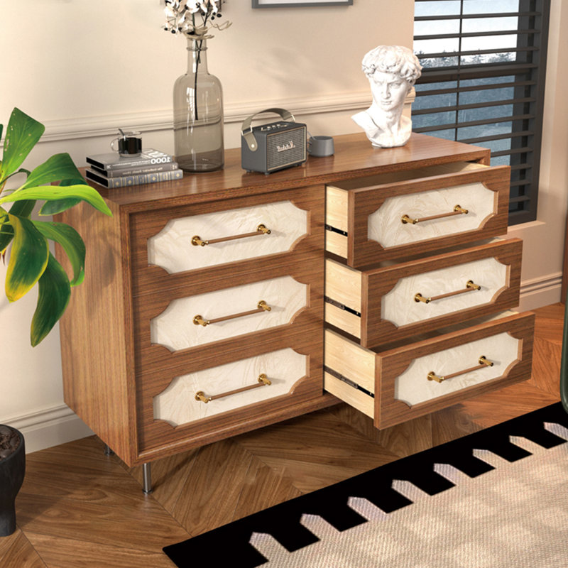 Commode à tiroirs de style français.