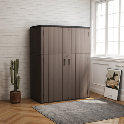 Armoire de rangement verticale en résine à deux portes avec plancher Decksplore 420 gallons