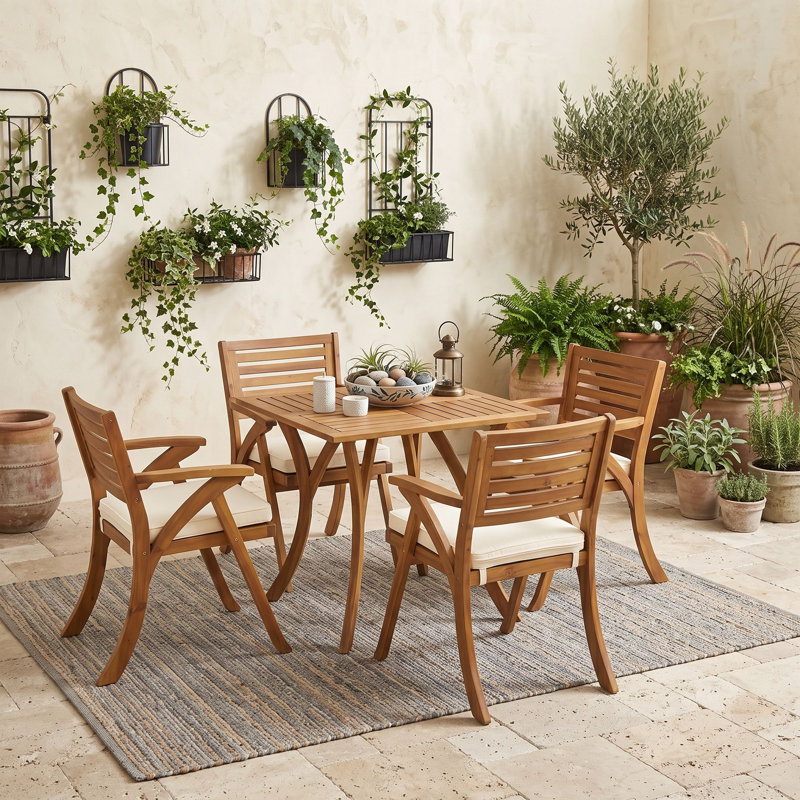 Ensemble de salle à manger 5 pièces en bois d'acacia avec quatre fauteuils rembourrés résistants à l'eau et une table à plateau à lattes