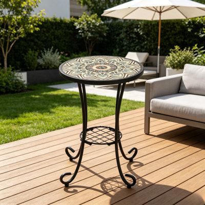 Table d'appoint ronde en céramique mosaïque 14 po, plateau à carreaux floraux rétro avec cadre en acier courbé noir et tablette de rangement inférieure pour l'intérieur