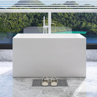 Baignoire autoportante en acrylique blanc brillant avec siège: forme rectangulaire spacieuse, trop-plein chromé et bonde escamotable