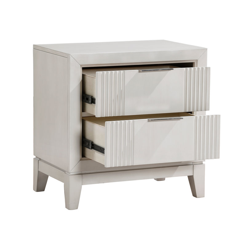 Table de chevet 2 tiroirs blanc antique avec façades en roseaux pour une sophistication moderne dans la chambre à coucher