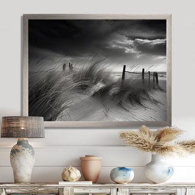«Black and White Beach Scenery I - Coastal Beach», art mural encadré