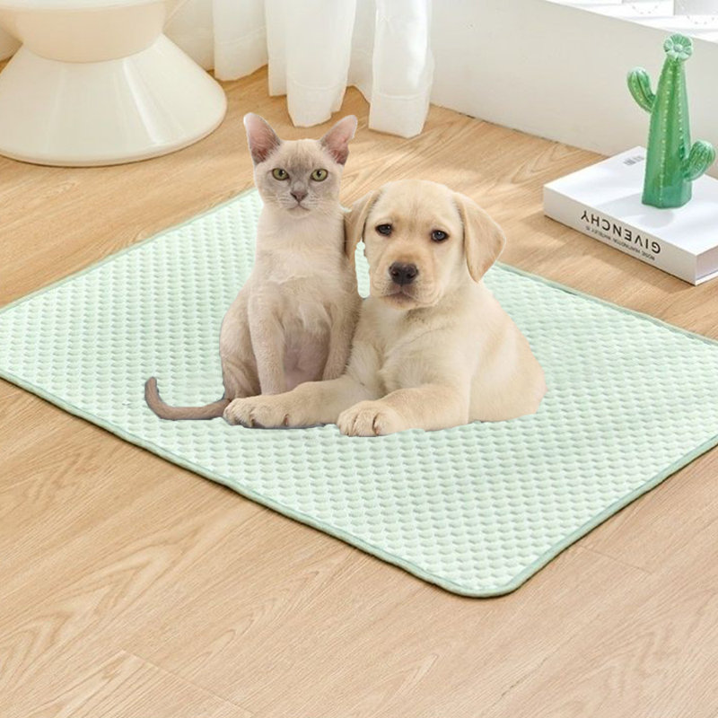 Tapis de refroidissement en soie glacée pour chien Summer Cool, Grand (H 0,3 po x l 39,4 po x P 27,6 po), Vert