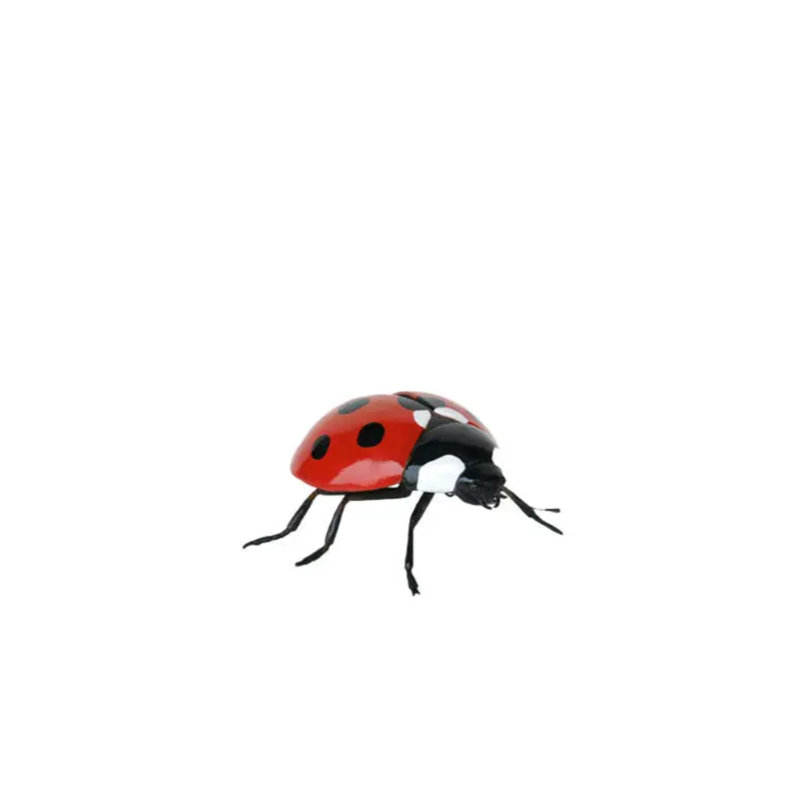 Petite statue de coccinelle rouge surdimensionnée