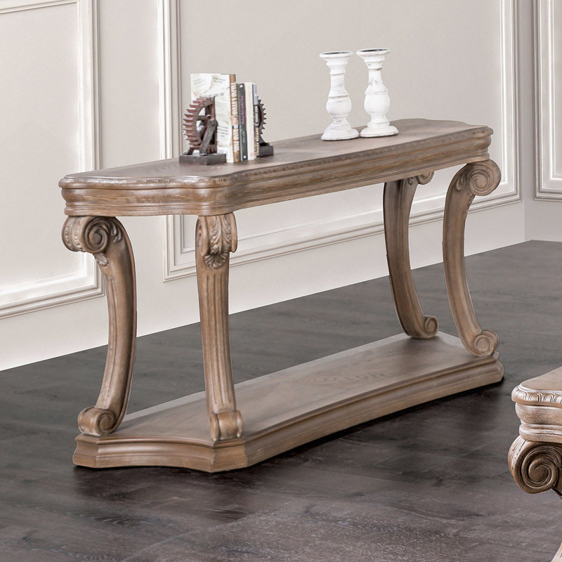 Élégante table de canapé de style transitionnel avec grande tablette ouverte, pieds à volutes et moulures dentelées au fini chêne vieilli