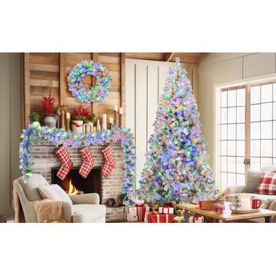 Ensemble d'arbre de Noël artificiel à charnière enneigé 6 pi avec arbre, guirlande et couronne, lumières DEL colorées, 8 modes d'éclairage et pommes de pin