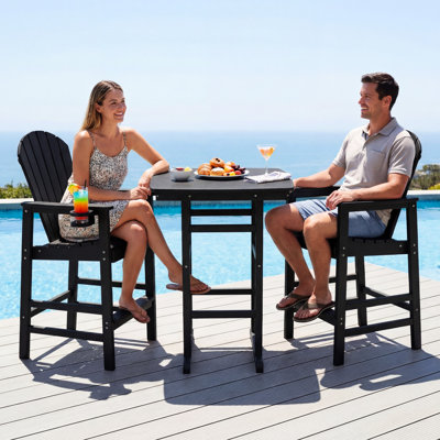 Ensemble repas extérieur comprenant une table haute carrée de 107 cm et 2 chaises de bar à dossier haut, idéal pour terrasse, piscine, bistro, repose-pieds stable et véranda.