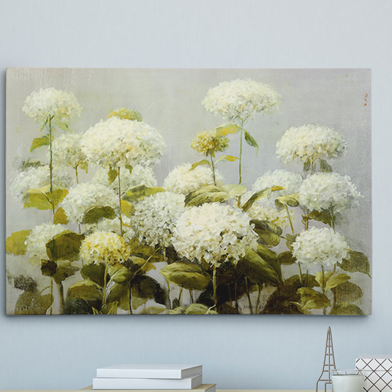 "White Hydrangea Garden" par Danhui Nai, impression sur toile tendue, H 24 po x l 36 po x P 1,5 po