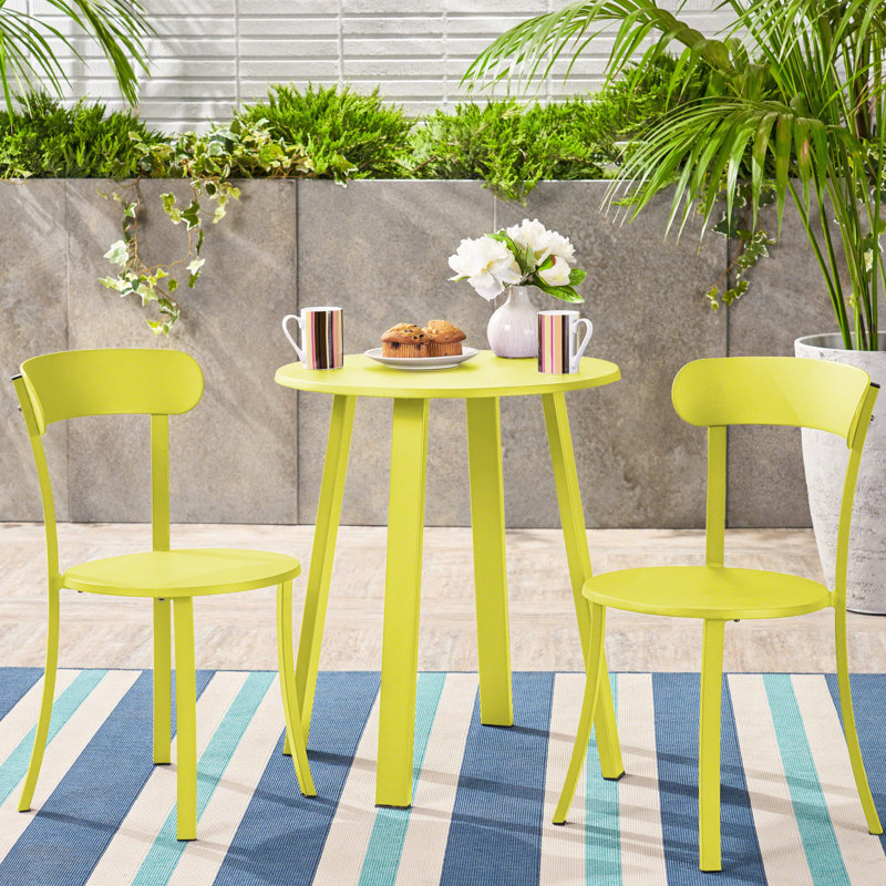Bistro d'extérieur en fer, couleur vert lime, avec 2 chaises et 1 table laquées, idéal pour les réceptions.