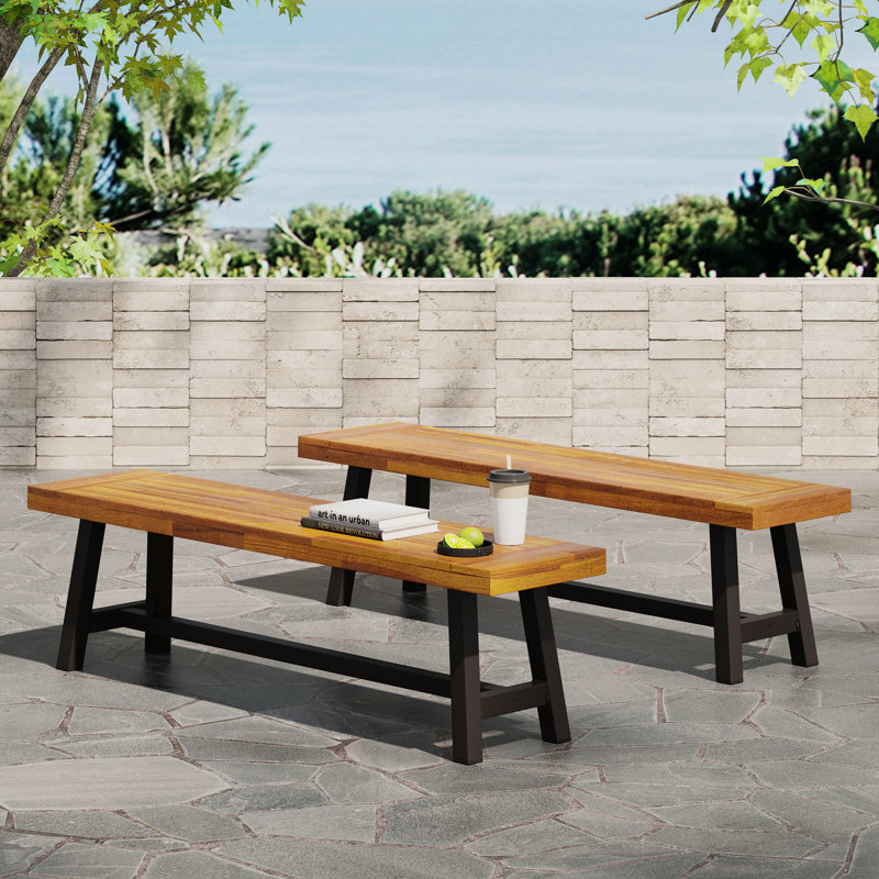 Deux bancs d'extérieur, bois et métal, style industriel moderne, lattes rustiques marron foncé, panneaux métalliques