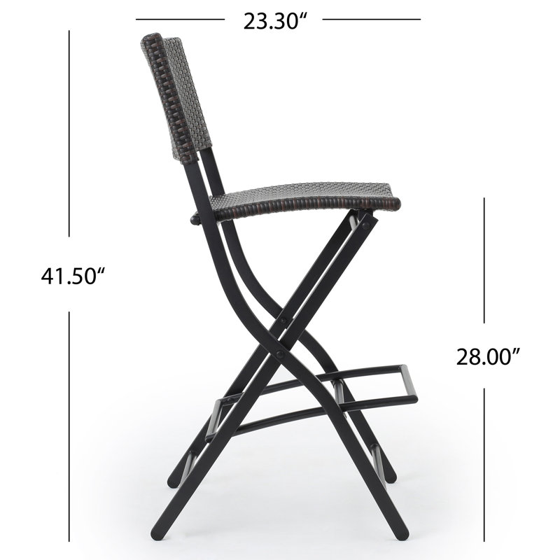 Chaise pliante d'extérieur en osier et tabourets de bar en rotin