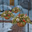 2 PCS Panier de Noël artificiel Panier de Noël en flocage Pommes de pin baies pour la décoration extérieure