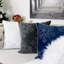 Coussin décoratif en velours bleu 20 x 20 avec broderie de flocons de neige argentés et ensemble de 2-134530273